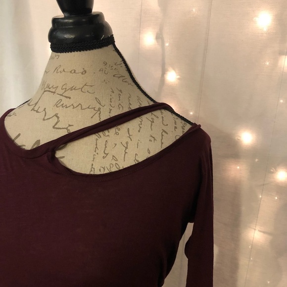 1[Elan] Cut out burgundy top lightweight top - Picture 3 of 6